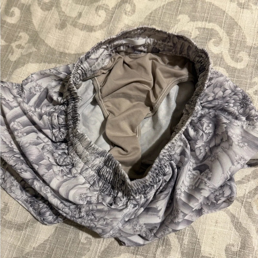 Lululemon Hotty Hot II Ditsy Daisy 2.5” Inseam Shorts 8